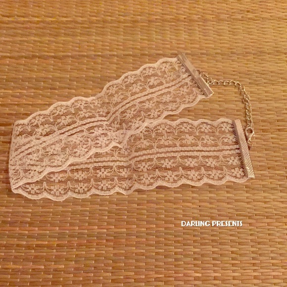 ⬇️ $18 WHITE LACE CHOKER - Picture 3 of 3